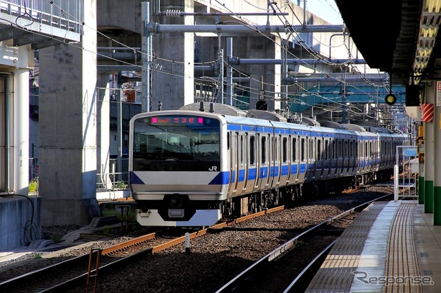 茨城県龍ケ崎市は同市内の常磐線佐貫駅改称についてJR東日本水戸支社と協定書を締結したと発表。写真は常磐線の中距離列車