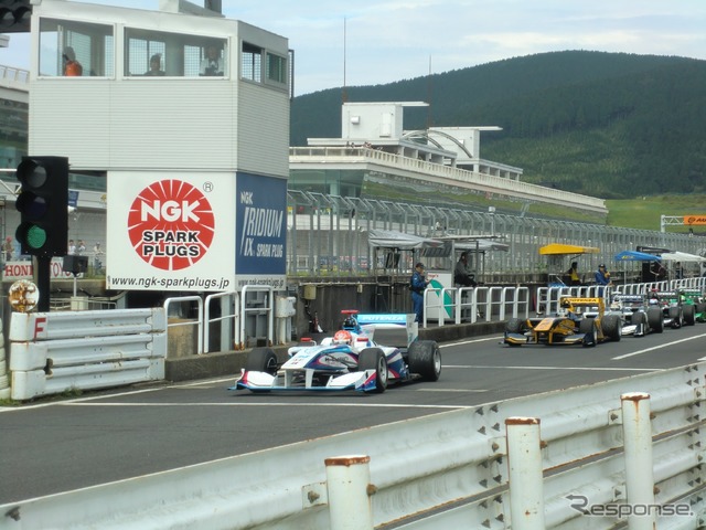 朝のフリー走行、コースインする各車(先頭は#34 小暮卓史、次が#8 小林可夢偉)。