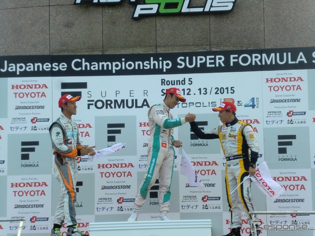 今季2度目の表彰台に立った可夢偉は、優勝の中嶋一貴と握手（左は2位の石浦宏明）。