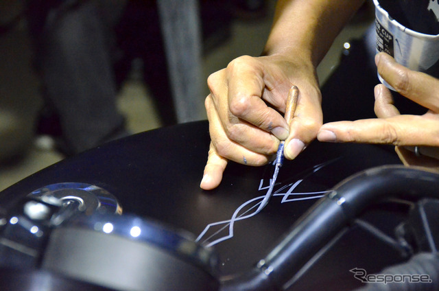 ピンストライパー 石井 WILDMAN 孝洋氏。『HARLEY-DAVIDSON DARK CUSTOM PARTY』にて。