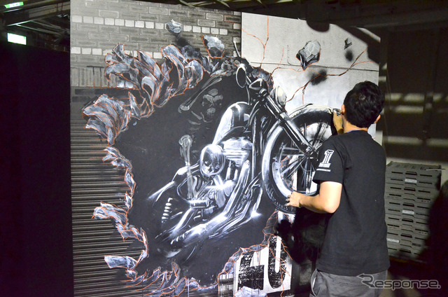 ペイントアーティストのLIVE。『HARLEY-DAVIDSON DARK CUSTOM PARTY』にて。