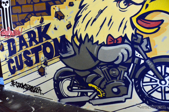 ペイントアーティストのLIVE。『HARLEY-DAVIDSON DARK CUSTOM PARTY』にて。