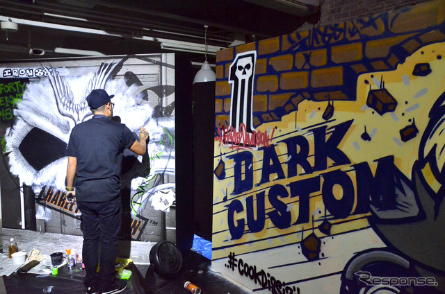 ペイントアーティストのLIVE。『HARLEY-DAVIDSON DARK CUSTOM PARTY』にて。