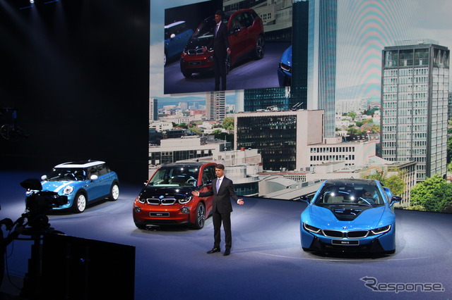 BMWのプレスカンファレンスでスピーチするハラルド・クルーガーCEO。この直後転倒し、イベントは急遽終了した(フランクフルトモーターショー15)