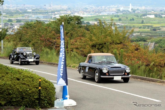 フェアレディ2000、後ろはMG TD