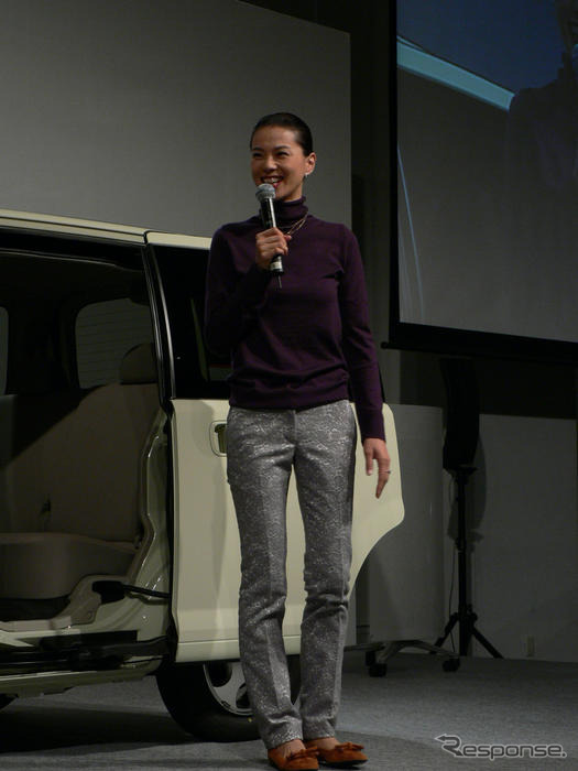 【三菱 eK 新型発表】写真蔵…ママになった江角マキコさん