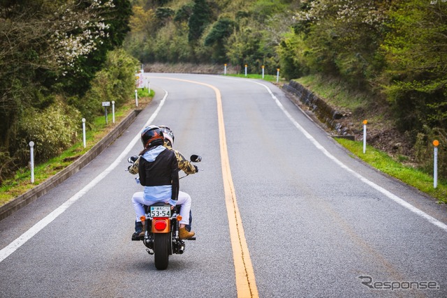 バイクでのツーリング（イメージ）
