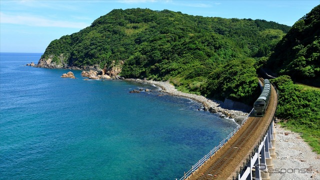 山陰本線須佐~宇田郷間の惣郷川橋りょうを走る『瑞風』のイメージ。2017年春から運行を開始する予定。