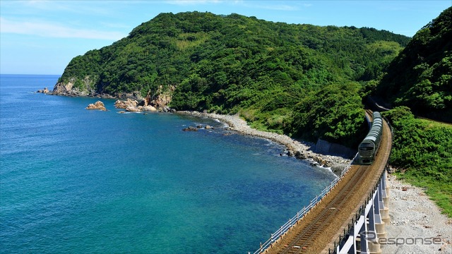 山陰本線須佐～宇田郷間の惣郷川橋りょうを走る『瑞風』のイメージ。2017年春から運行を開始する予定。