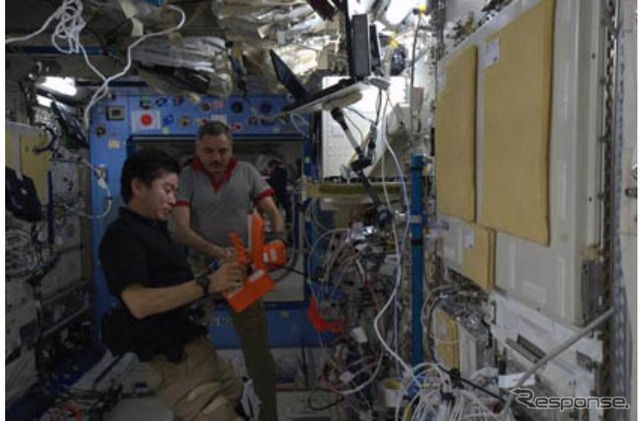 終了したJAXA PCG実験の実験サンプルを確認する油井宇宙飛行士
