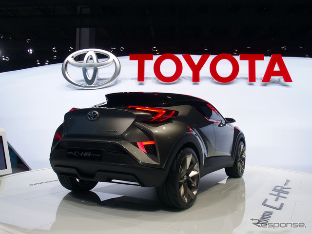 「TOYOTA C-HR Concept」のリアビューは斬新さに包まれている