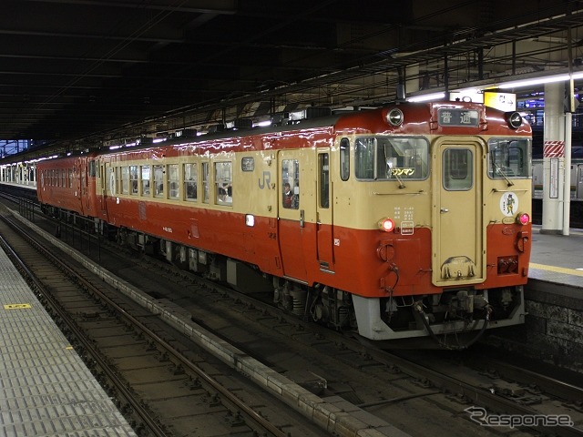 キハ40系は朱色1色の塗装(奥)でデビューしたが、JR東日本の烏山線では、キハ40系が登場する前の一般形気動車で採用されていた、クリームと赤の2色塗装(手前)に変更した車両も運行されている。