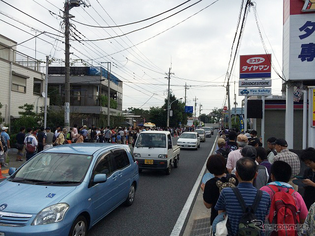 JR牛浜駅が最寄となるが、駅から基地ゲートまでは激しい混雑。隣接する他の駅の利用も呼びかけている。