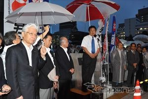 直嶋正行元経産相（左）と演説する枝野幸男民主党幹事長（右）