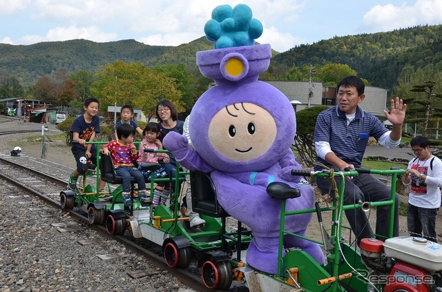軌道自転車の乗車体験も行われる。