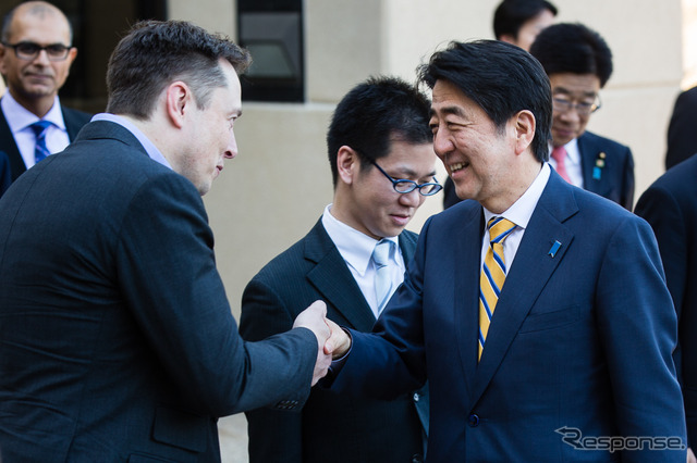 安倍首相とテスラモーターズのイーロン・マスクCEO(今年4月)