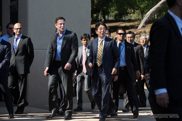 安倍首相とテスラモーターズのイーロン・マスクCEO(今年4月)