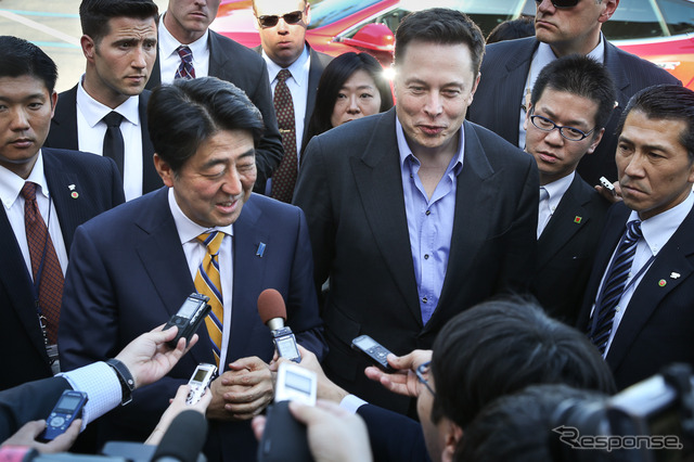 安倍首相とテスラモーターズのイーロン・マスクCEO(今年4月)