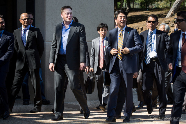 安倍首相とテスラモーターズのイーロン・マスクCEO(今年4月)