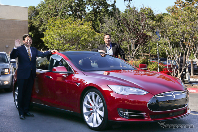 テスラ モデルS P85D に試乗した安倍首相(今年4月)