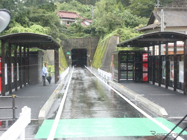 気仙沼BRTの専用道内にある陸前港駅。10月5日から一般道に移設される。