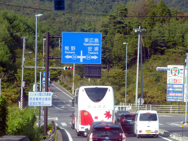 広島空港から広島市内へバスで移動するさい、山陽道の事故渋滞で呉を経由する海側迂回路からマツダ宇品工場が見えた（9月19日）