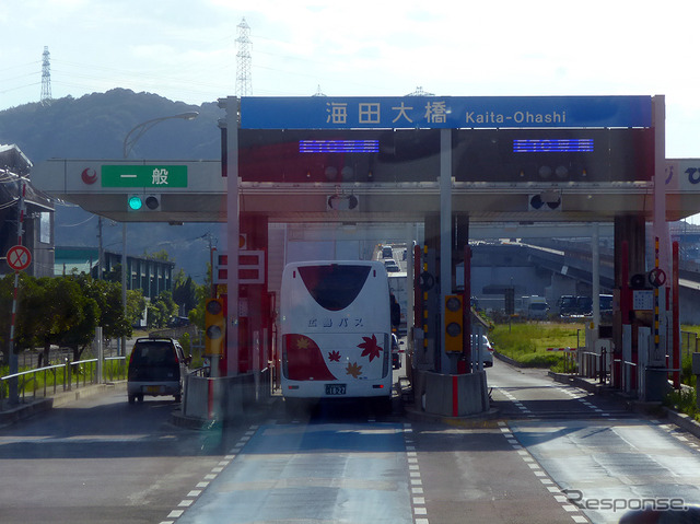 広島空港から広島市内へバスで移動するさい、山陽道の事故渋滞で呉を経由する海側迂回路からマツダ宇品工場が見えた（9月19日）