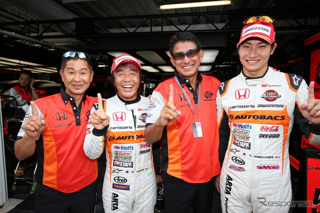#55 CR-Zの土屋圭市エグゼクティブアドバイザー、高木、鈴木亜久里監督、小林(左から)。