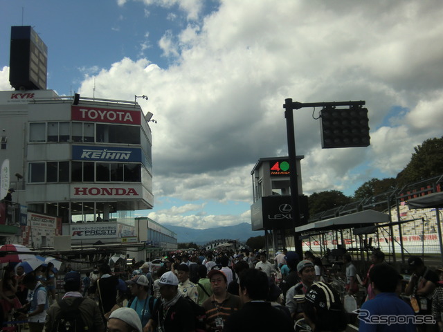 SUGO戦は予選日から多くのファンで賑わっている。