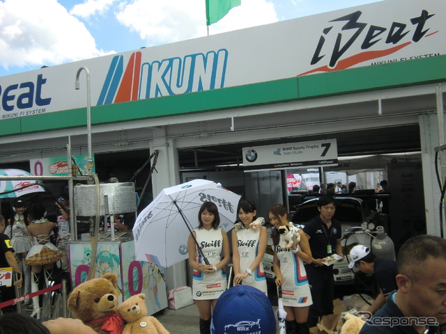 SUGO戦予選日のピットウォーク。