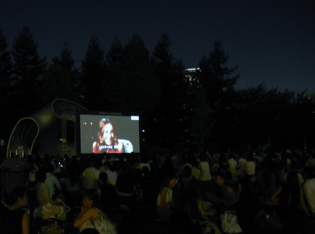 都会の真ん中にある広大な芝生のうえで、シャンパンとともに映画を楽しむ