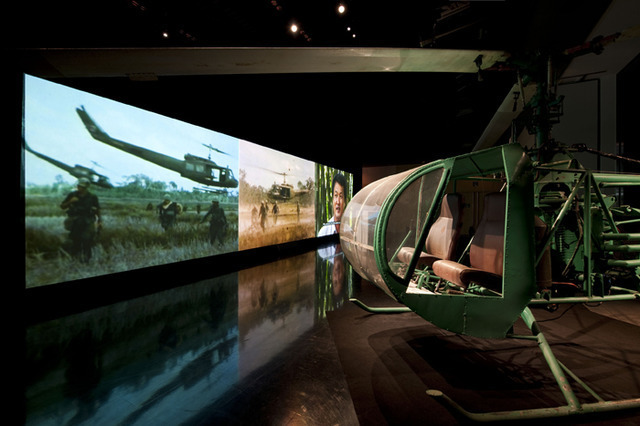《農民とヘリコプター》 2006年 3チャンネルビデオ、カラ―、サウンド、ヘリコプター Collaborating Artists: Hai Quoc Tran, Le Van Danh, Phu-Nam Thuc Ha, Tuan Andrew Nguyen Commissioned by Queensland Gallery of Modern Art, Australia 展示風景:「リフレクション:アートに見る世界の今」堂島リバービエンナーレ2009、大阪写真:福永一夫