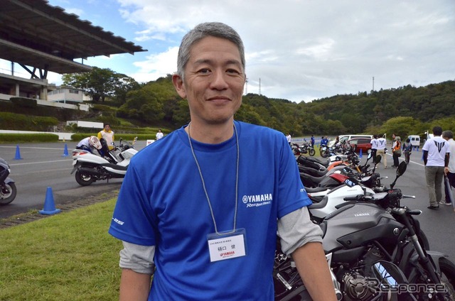 ヤマハ発動機株式会社 MC事業本部商品企画グループの主査・樋口 健氏。メディア向け試乗会にて。