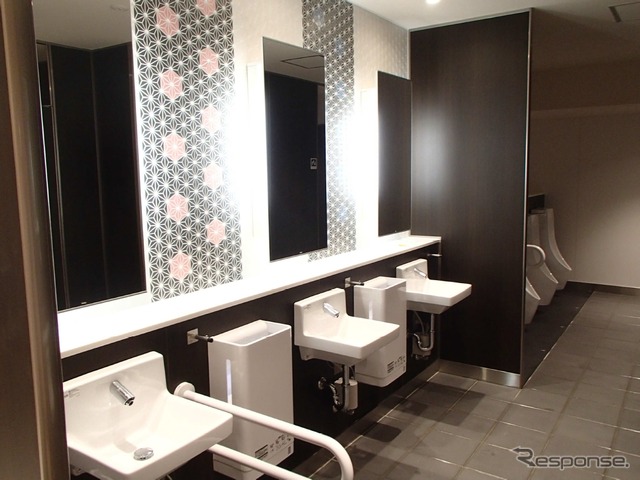 トイレは男性・女性・多目的の3種類が設けられる。写真は男性用トイレ。