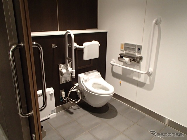 トイレは男性・女性・多目的の3種類が設けられる。写真は多目的トイレ。