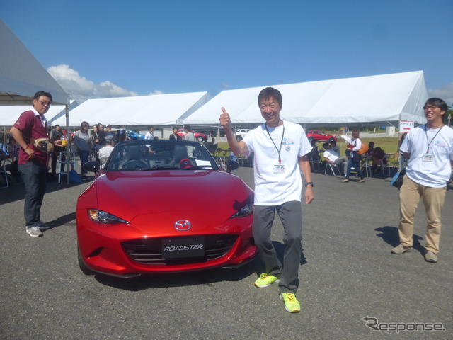 マツダ商品本部・プロジェクトマネージャーの山口宗則氏も「イエーイ!」