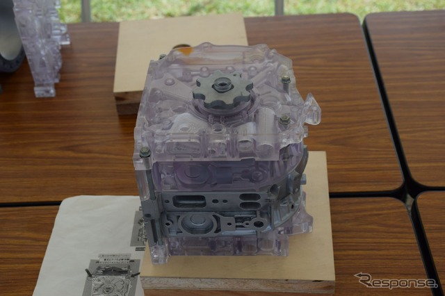 キッズエリアの「ロータリー組立コーナー」では、プラスチック製のロータリーエンジン組み立てを楽しんだ