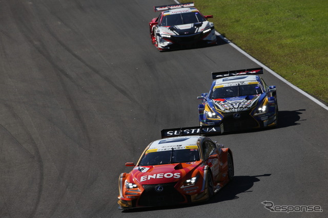 決勝4位となる#6 RC F(写真先頭)、同5位となる#19 RC F(写真次位)。