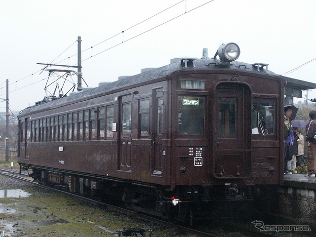2003年まで小野田線で定期運用されていたクモハ42も展示される（写真は2003年）。