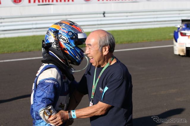 勝利を喜ぶ土屋親子(左:武士、右:春雄氏)。