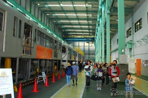 多摩都市モノレールは事前申込み方式の車両基地見学会を10月31日に実施する。
