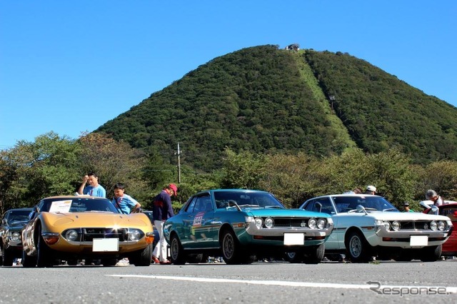 榛名山のふもとに集結したクラシックカーたち。左からトヨタ2000GT、初代セリカ2台。
