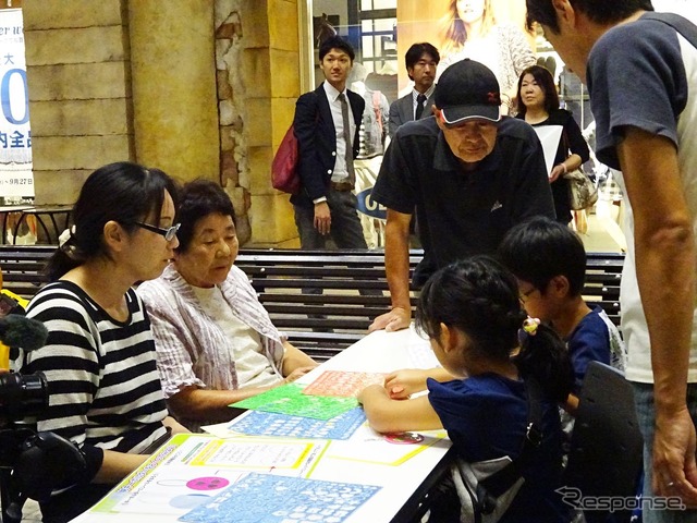 トレッサ横浜で開催されたトヨタの交通安全イベント「反射材でキラリと光ってね！おじいちゃん・おばあちゃん」