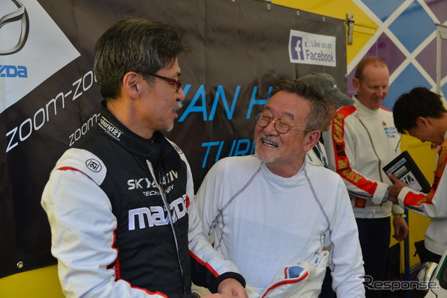 マツダ ファミリアロータリークーペでスパを走った加藤仁さん(右)とマツダの前田育男デザイン本部長