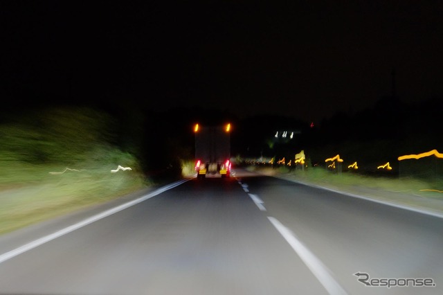 夜の国道1号線にて。インテリジェントライティングシステムが先行車を除けて照射しているのがわかる。