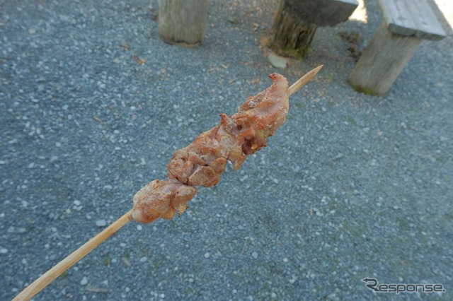 峠の茶屋・東山本店の地鶏串焼き。赤味の強いもも肉は野性的な風味で絶品だった。