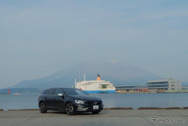 桜島が一望できる鹿児島港にて。