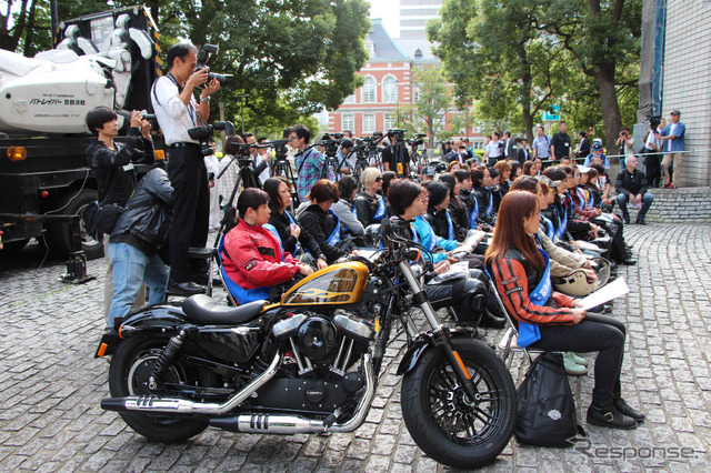 女性ハーレーライダーたちが銀座を交通安全パレード