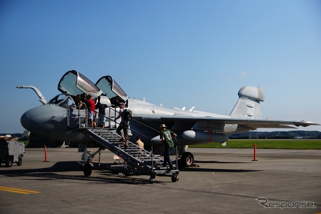 退役が近いといわれている「EA-6プラウラー」は電子戦機。