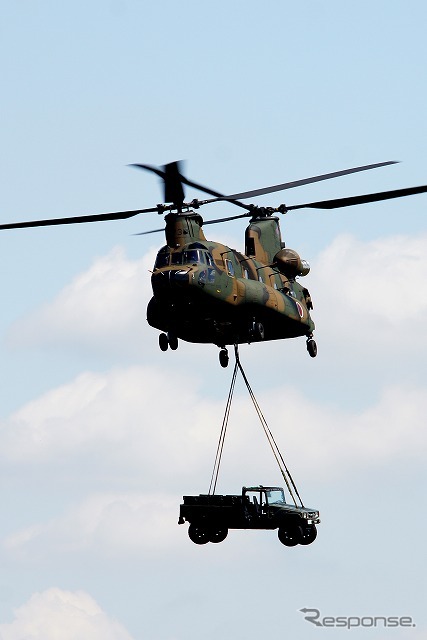 自衛隊の大型ヘリコプター「CH-47チヌーク」は、車両の吊り下げ運搬を実演。